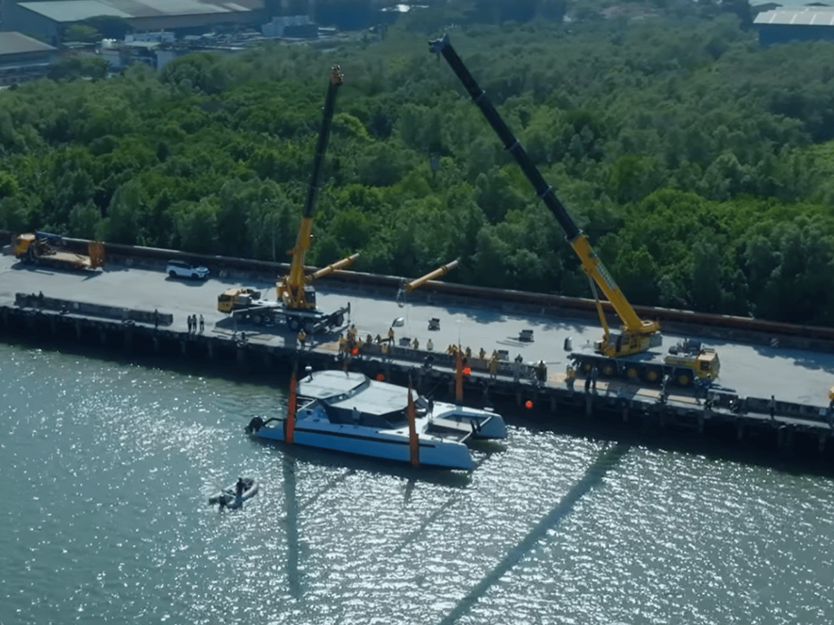 LP Thailand Success Story Image - Yacht Crane lifted into ocean